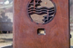 Ich sammelte alte Röhrenradios, dass war mein Prunkstück der Rundfunkempfänger Philips 730A Baujahr 1932 mit Langwelle & Mittelwelle. Ganz toll das grosse Philips Logo im Mahagoniholzgehäuse. Leider verkaufte ich die Sammlung von 50 Stk. später...